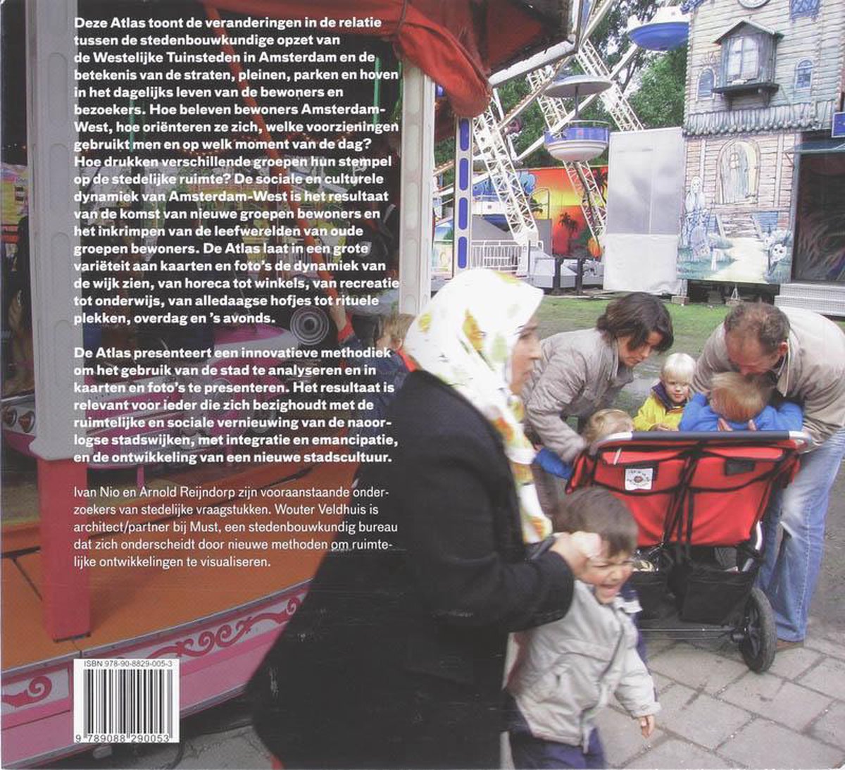 De achterkant van het boek 'Atlas Westelijke Tuinsteden Amsterdam'. Familiefoto met een reuzenrad op de achtergrond.