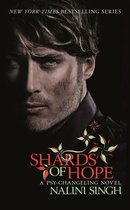Boekomslag met een close-up van een man met groenige ogen, "Shards of Hope" en "Nalini Singh".