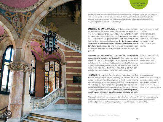 Interieur van de kathedraal van Barcelona met een groot kroonluchter en stenen trappen.