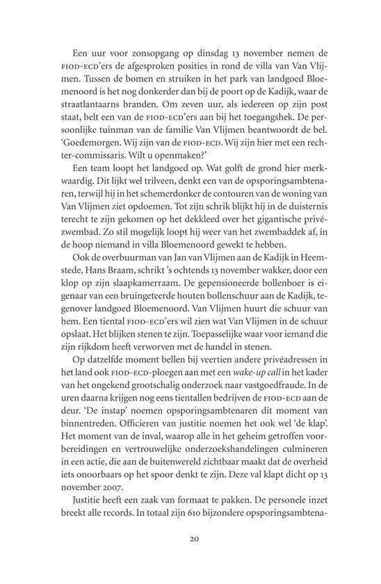 Een boekpagina met tekst over een FIOD-ECD onderzoek naar vastgoedfraude. De tekst beschrijft invallen en operaties.