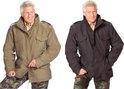 Twee mannen naast elkaar, elk in een M65 veldjas. Eén in kaki, één in zwart.