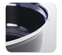 Close-up van de zilverkleurige rand van een zwarte braadpan met blauwe binnenkant.