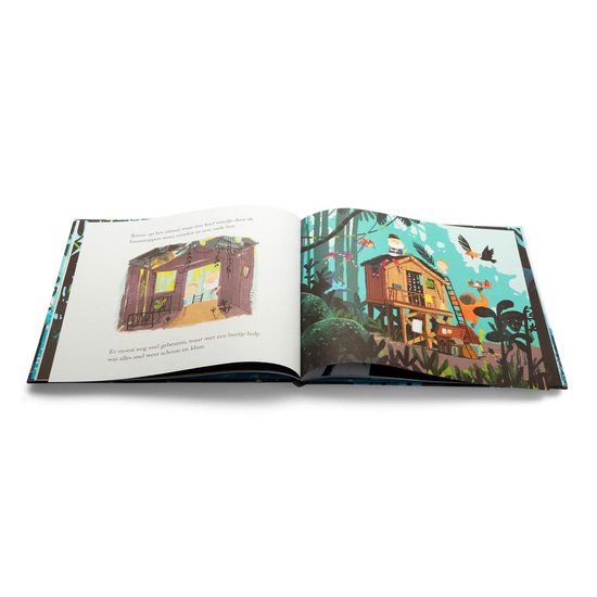 Open boekpagina's: links een hut op palen met meubels. Rechts een boomhut met een ladder en spelende kinderen.