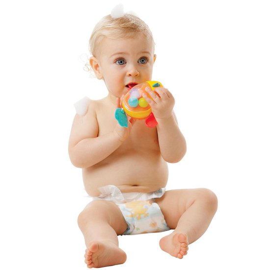 Een baby met blond haar in luier, speelt met een geel badeend visje met rode vinnen.