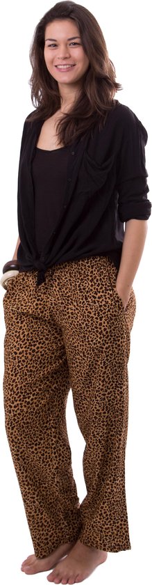 Le mannequin porte un haut noir noué et un pantalon marron à imprimé léopard.