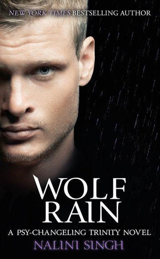 Boekomslag van Wolf Rain, een roman van Nalini Singh. Een mannelijk gezicht met blauwe ogen, deels in beeld. Regen op de achtergrond. Tekst: "NEW YORK TIMES BESTSELLING AUTHOR", "WOLF RAIN", "A PSY-CHANGELING TRINITY NOVEL", "NALINI SINGH".