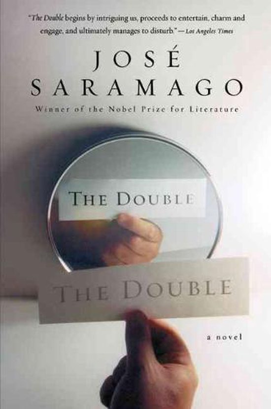 Boekomslag van 'The Double' van José Saramago met een hand die een kaart vasthoudt met de titel, weerspiegeld in een spiegel.