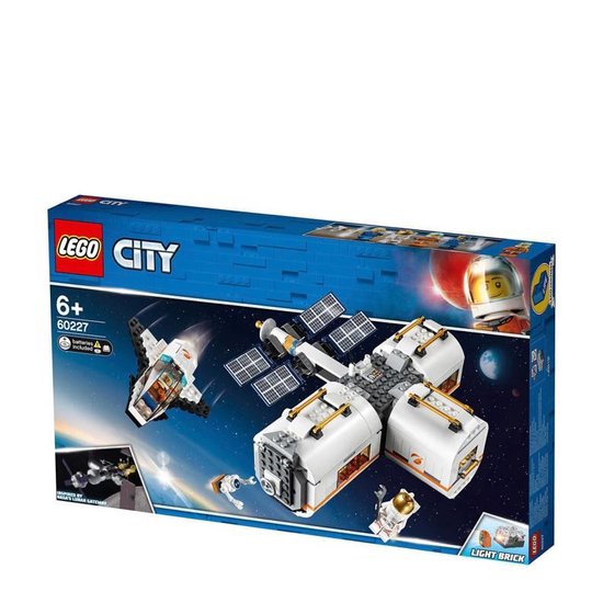 Doos van LEGO City Lunar Space Station 60227 met de ruimte-eenheid en astronauten.
