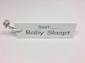 Houten bordje Baby Slaapt in wit - Deurhanger
