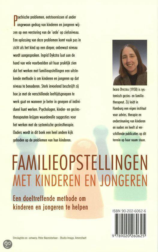 Achterkant van een boek met de titel 'Familieopstellingen met kinderen en jongeren', een foto van Ingrid Dijkstra en een beschrijving.