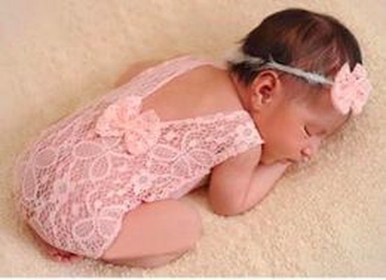 Newborn fotoshoot / newborn photoshoot / baby fotoshoot / baby kleding / babycadeau / babykleding - kanten pakje baby - roze pakje baby