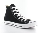Zwarte hoge Converse sneakers met witte veters.