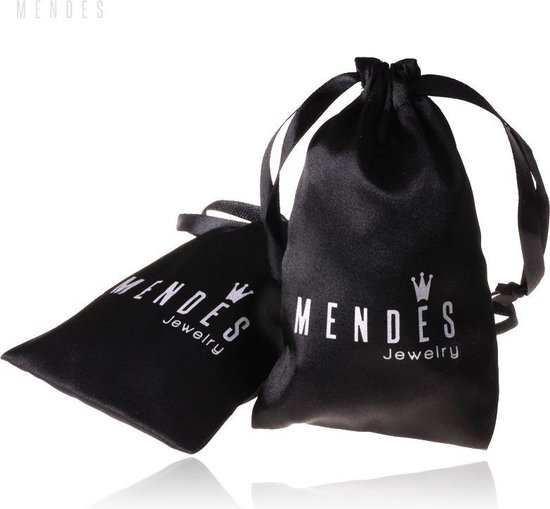 Twee zwarte zijden zakjes met het witte logo van Mendes Jewelry.