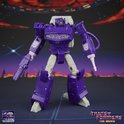 Shockwave robotfiguur met Decepticon-symbolen op de armen, voor een ruimtelijke achtergrond.