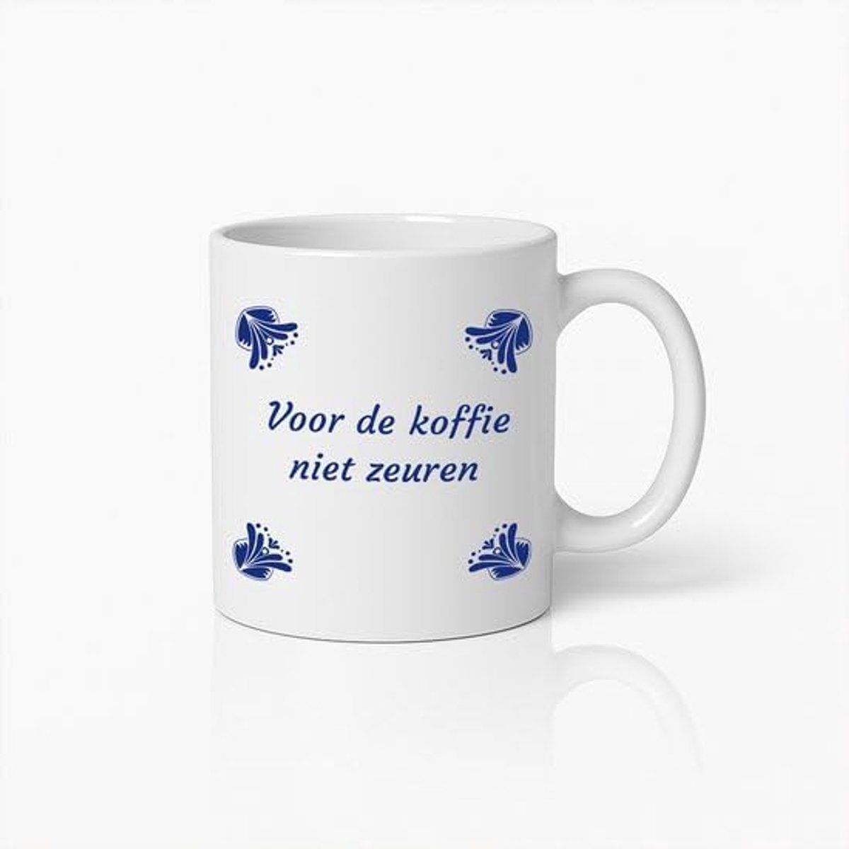 Koffiemok 330ml – “Voor de Koffie Niet Zeuren” – Grappige Mok in Delfts Blauwe Stijl – Leuk Cadeau voor Koffieliefhebbers