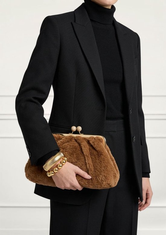 Bruine clutch van imitatiebont met een goudkleurige sluiting en ronde beige knopsluiting.