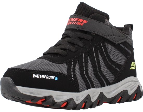 Zwarte Skechers Rugged Ranger sneaker met 'WATERPROOF' tekst, klittenband en grijze profielzool.