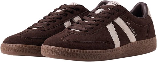 Bruine suède Jack & Jones sneakers met beige strepen, de ene iets verder naar achteren.