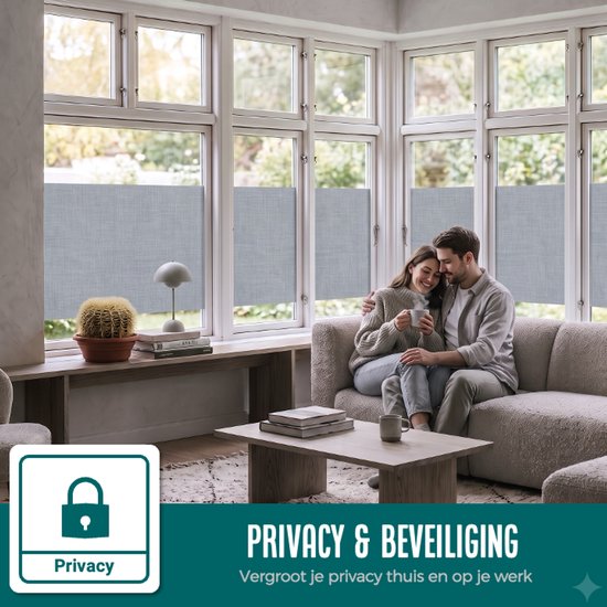 Koppel ontspant op een bank in een woonkamer met grote ramen, bedekt met horizontale grijze vouwgordijnen. "Privacy".
