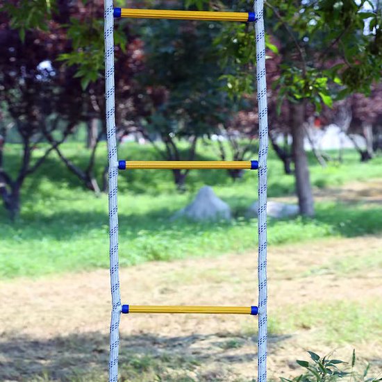 Een brandtrap met gele sporten en witte/blauwe touwen hangt tussen bomen.
