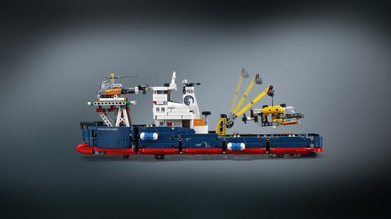 LEGO Technic Oceaanonderzoeker met blauwe, rode en grijze romp. Met helikopter, kraan en gele onderzeeër.
