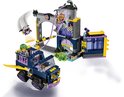 LEGO Batgirl™ geheime bunker met blauwe en paarse truck en geel-grijze bunker, op witte achtergrond.