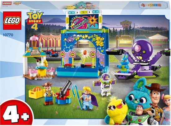 LEGO Toy Story 4 speelgoeddoos 'Buzz & Woody's Karnemelk Mania!' met Woody, Buzz, Ducky, Bunny, een raket, een draaimolen, een kanon en een kraampje.