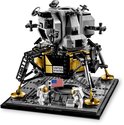 Grijze en gouden maanlander met 'United States' opdruk, twee astronauten, vlag en ladder op grijze basis.