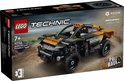 LEGO Technic NEOM McLaren Extreme E Team raceauto met oranje en zwarte details en 'Pull Back' functie.