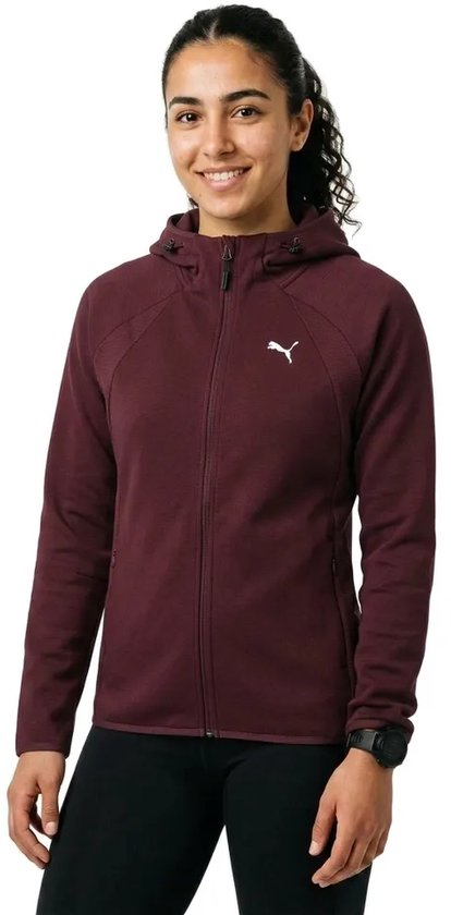 Vrouwen dragen een bordeauxrode hoodie met capuchon met rits en Puma logo.