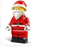 Grote LEGO Kerstman figuur in rood pak met zwarte laarzen en witte baard.