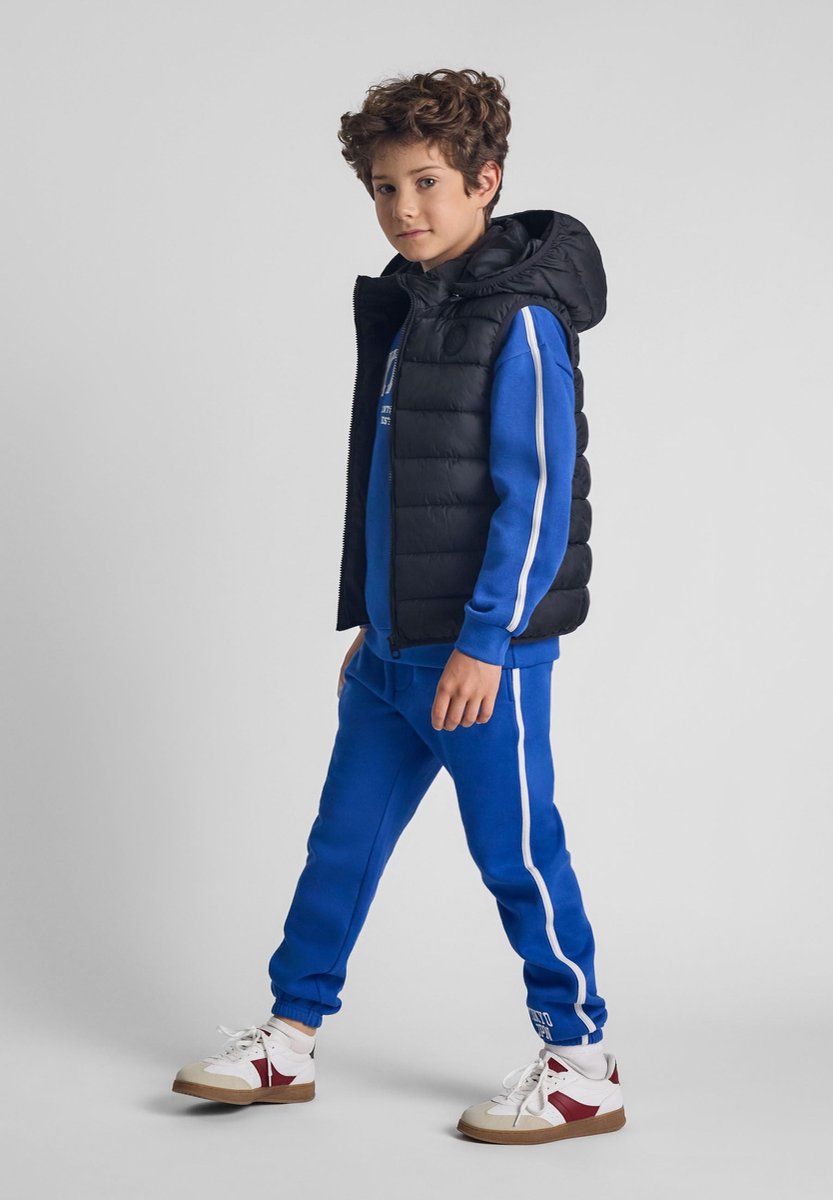 Minoti gewatteerde bodywarmer jongens met afneembare capuchon Zwart