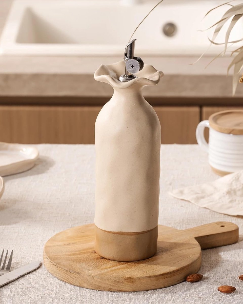 Olijfolie fles - 600 ml - Olie Dispenser - Keramische Oliekan - Aardewerk met Automatische RVS Schenktuit & Lichtdicht - Geschikt voor Olijfolie, Azijn, Koken - 8 x 26.5 cm - Beige — cadeau in Kookcadeaus - foto 5
