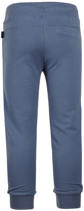 Achterkant van een blauwe joggingbroek voor jongens met elastische boorden en een zakje.