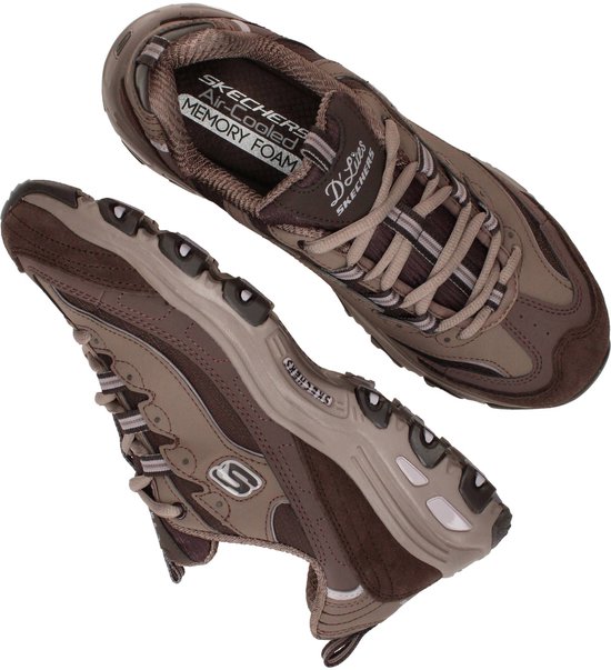 Bovenkant van bruine Skechers D'Lites sneakers met veters en 'D'Lites' en 'Skechers' logo.