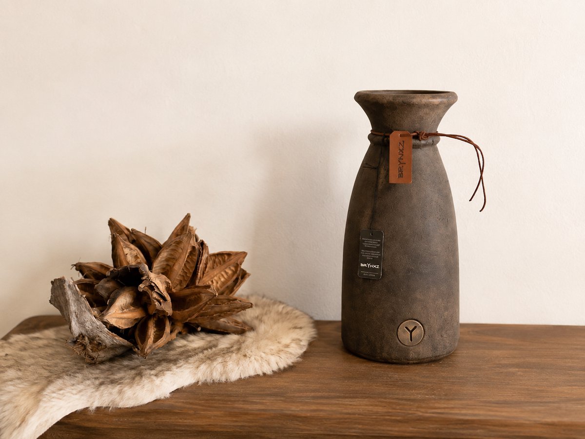BRYNXZ Vaas Majestic Brown met Lederen Koord - Metalen Decoratie Vaas - 31 cm Hoog - Ø 14 cm