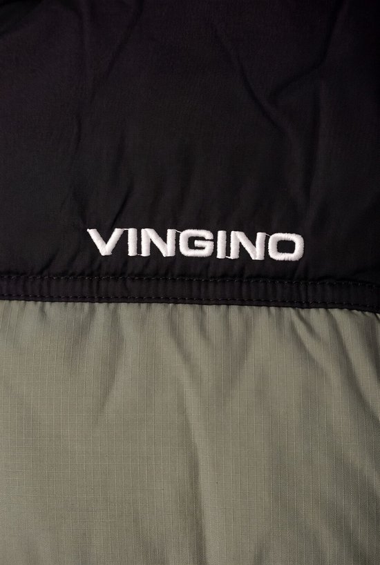 Close-up van het zwarte gedeelte van een jas met het witte VINGINO logo.