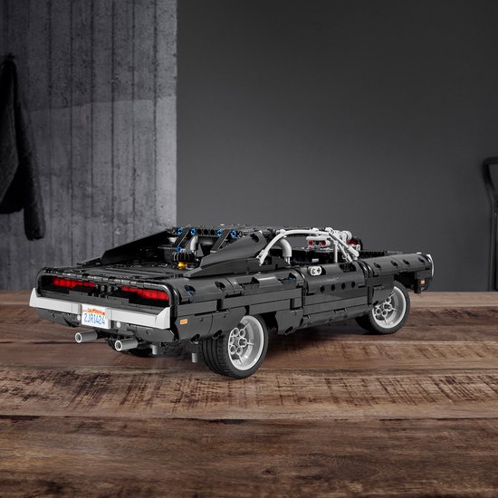 Zwarte LEGO Technic Dodge Charger met dikke motor, getoond vanaf de achterkant.