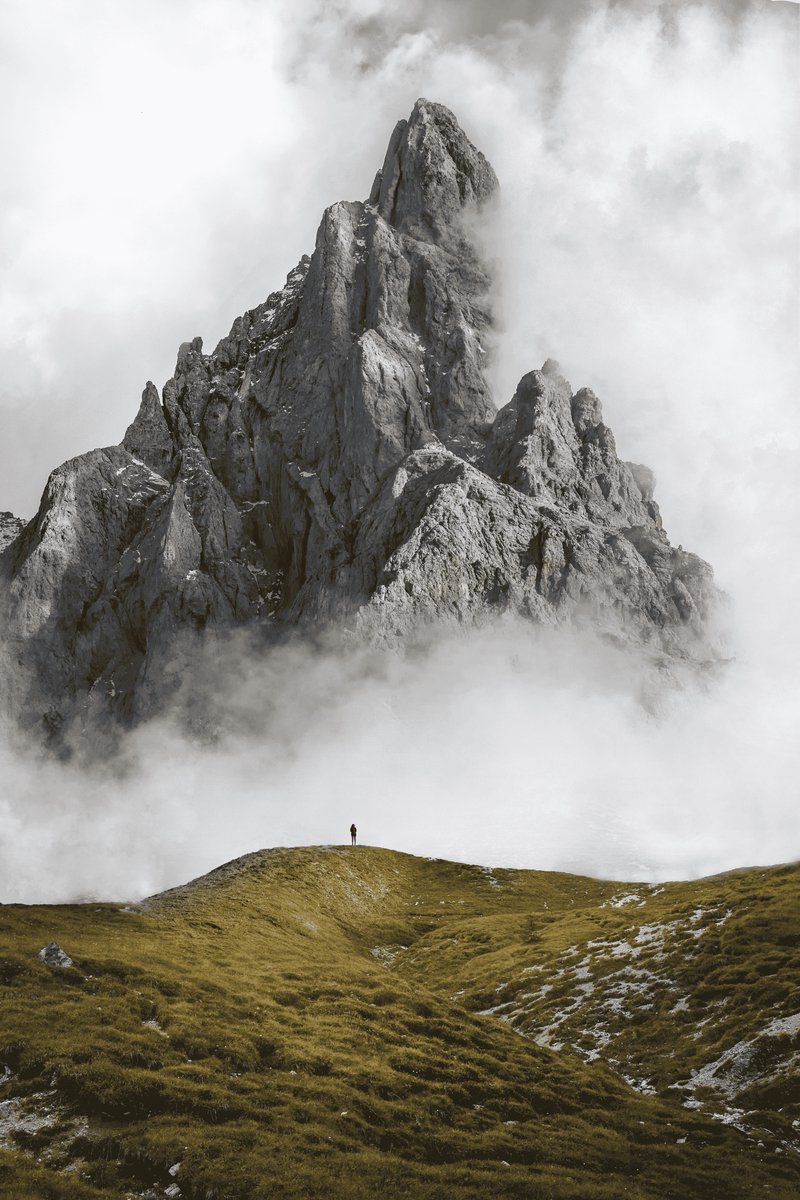 Eenzame Berg Poster - Sfeer - Berg - Landschaps - Rustgevende - Wanddecoratie - posters - formaat 70x100cm - L2095MT