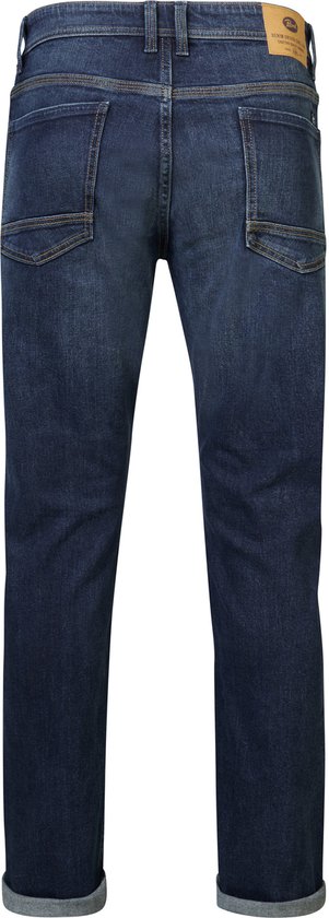 Achterkant van een donkerblauwe denim jeans met rechte pasvorm. De broek heeft zakken en een opgerolde zoom.