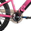 Roze fietsframe met tandwiel, ketting en transparante beschermer.