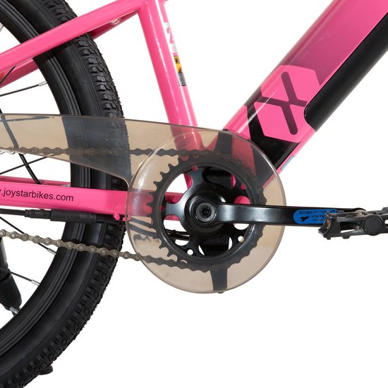 Roze fietsframe met tandwiel, ketting en transparante beschermer.