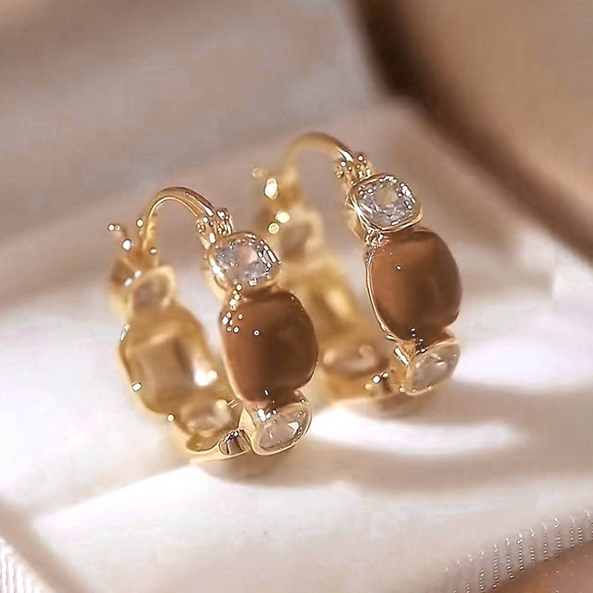 Sjika - Oorbellen Dames Goud – Gouden Oorringen met Bruine & Witte Stenen – Elegante Damesoorbellen – Cadeau voor Haar