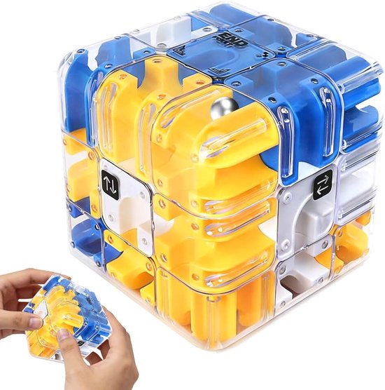 Transparante 3D-doolhofkubus met blauwe en gele paden en een zilveren knikker, vastgehouden door twee handen.
