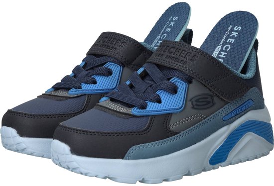 Paar blauwe sneakers met grijs, donkergrijs en klittenbandsluiting.