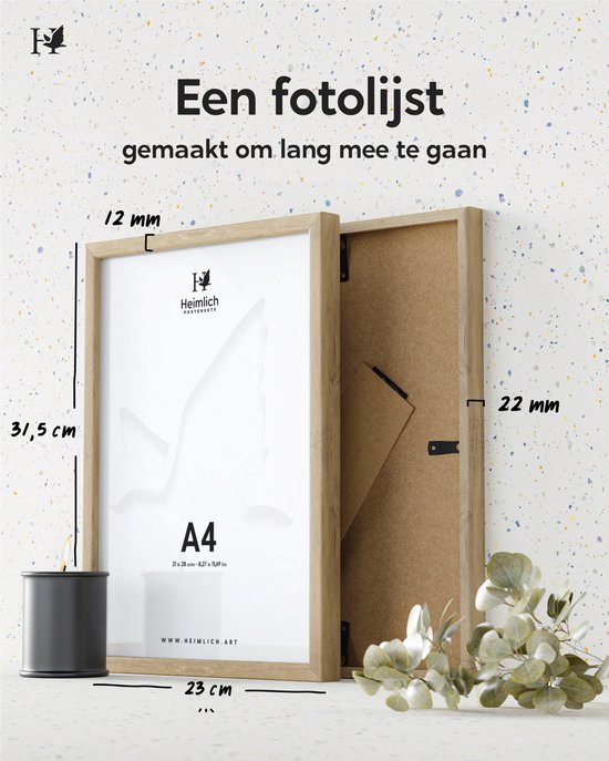 A4 fotolijst van eikenhout, voorkant en achterkant zichtbaar. Afmetingen 31,5 cm hoog en 23 cm breed. Tekst 'Een fotolijst gemaakt om lang mee te gaan'.