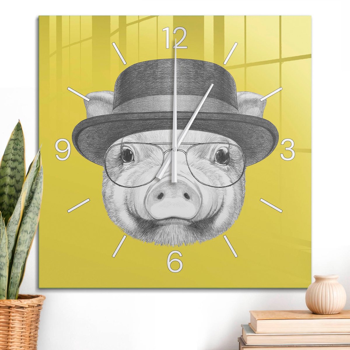 ArtPrintCave Geel Glazen Klok - 60x60 cm - Wandklok Vierkant - Illustratie Van Een Varken Wandklok Keuken - Abstractie Unieke Klok - Witte Klokwijzers