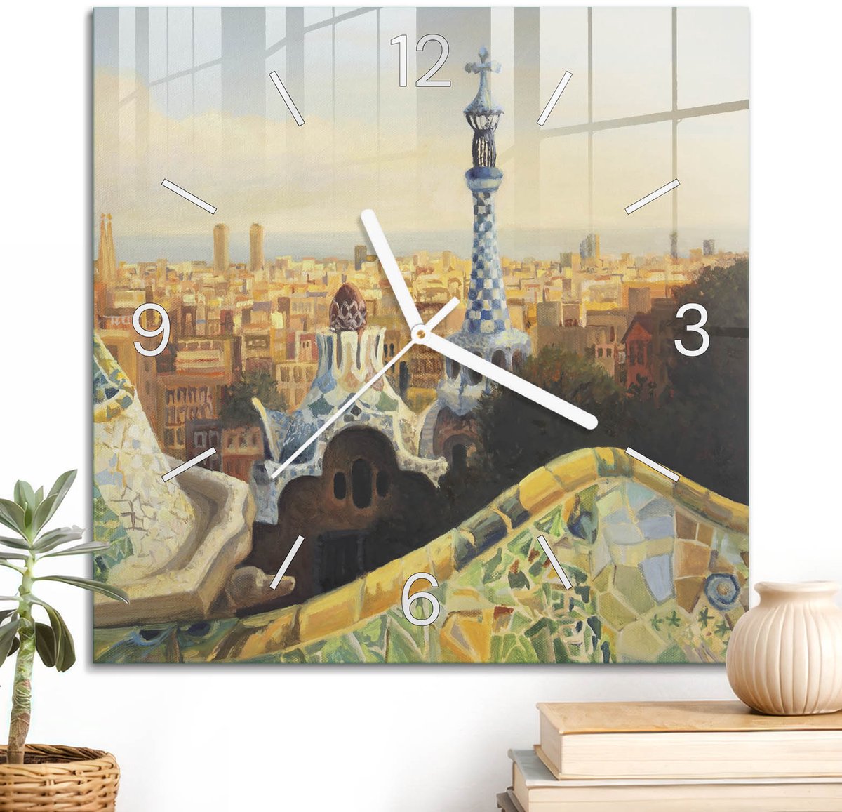 ArtPrintCave Geel Glazen Klok - 30x30 cm - Wandklok Vierkant - Panorama Van Barcelona Wandklok Keuken - Architectuur Unieke Klok - Witte Klokwijzers