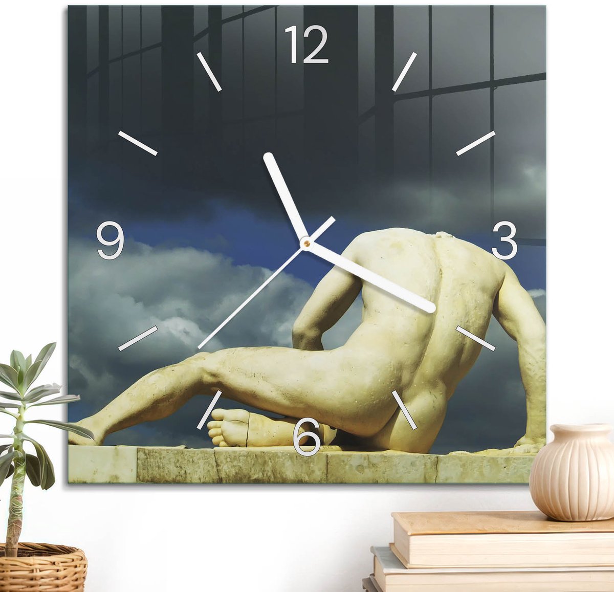 ArtPrintCave Blauw Glazen Klok - 30x30 cm - Wandklok Vierkant - Dramatisch Standbeeld Stille Wandklok - Mensen Wandklok Keuken - Witte Klokwijzers