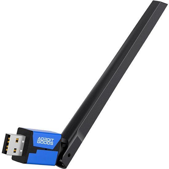 Close-up van een blauwe USB-wifi-adapter met 'AdroitGoods' logo en zwarte antenne.